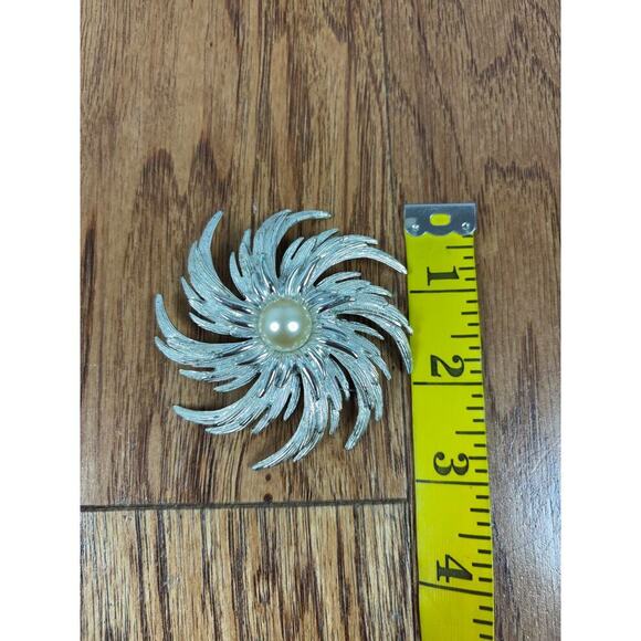 B10 Sarah Coventry Faux Pearl Flower Brooch Womens Pinwheel Swirl Silver Tone - Picture 8 of 11